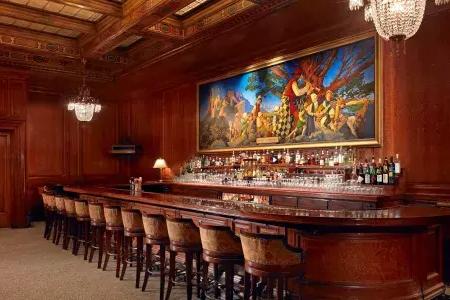 皇宫饭店的酒吧, 它的特色是木板墙和一幅名为《哈默林的魔笛手》的画作.